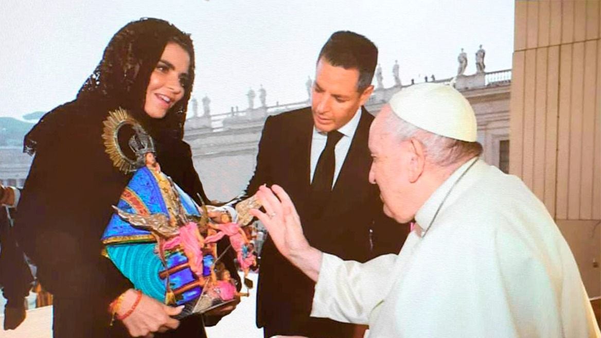 Alejandro Murat visita al papa Francisco y le entrega una virgen de Juquila