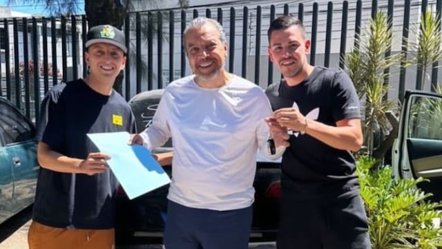 Jugadores del Club Chivas cambian el futbol por la venta de autos.