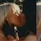 Jenna Ortega protagoniza Taste, el sangriento video de Sabrina Carpenter que incluye beso lésbico
