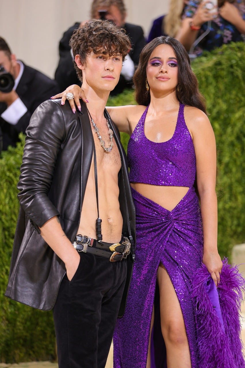 Shawn Mendes y Camila Cabello llegaron al 'Met Gala 2021' con un look veraniego