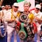 Tunden a Canelo con memes por la particular corona que usó al terminar su pelea