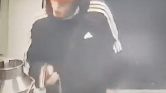El sujeto amagó con una pistola al encargado del negocio.