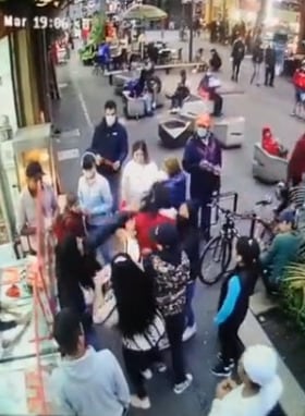 Escupe a pareja LGBT en la CDMX