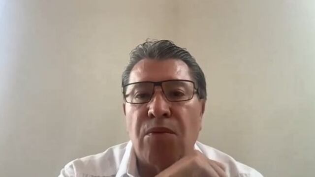 Ricardo Monreal dando clase en la UNAM