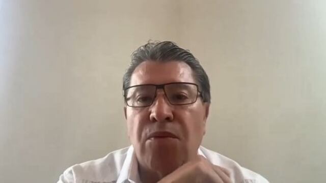 Ricardo Monreal dando clase en la UNAM