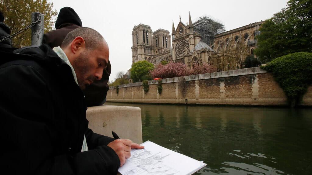 Twitter busca a niña de la foto tomada minutos antes de incendio en Notre Dame