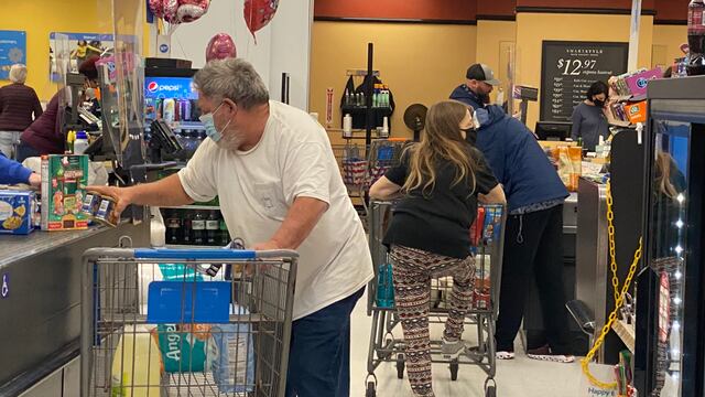 A la izquierda, de blanco, el buen samaritano. A la derecha, de negro, la de la "cadena de generosidad"