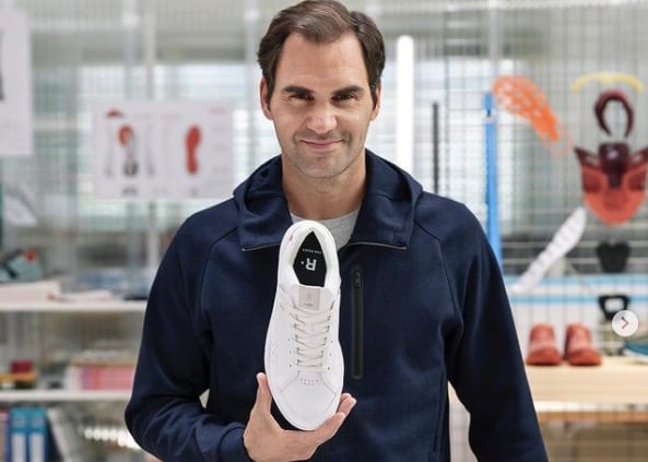 Roger Federer posa con un tenis de la marca On
