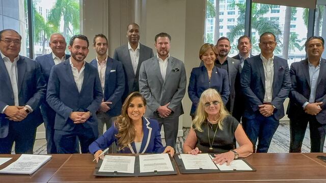 Mara Lezama firma histórico fondo para turismo de cruceros