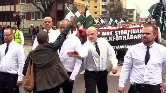 Enfrentó a 300 'Neonazis'