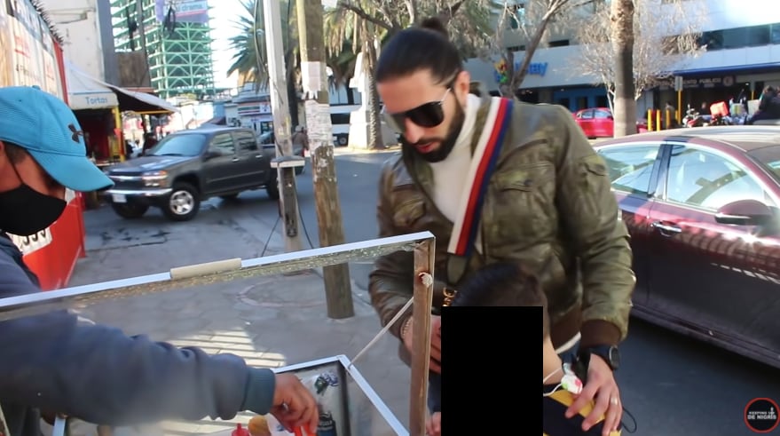 Poncho de Nigris pasea con su hijo