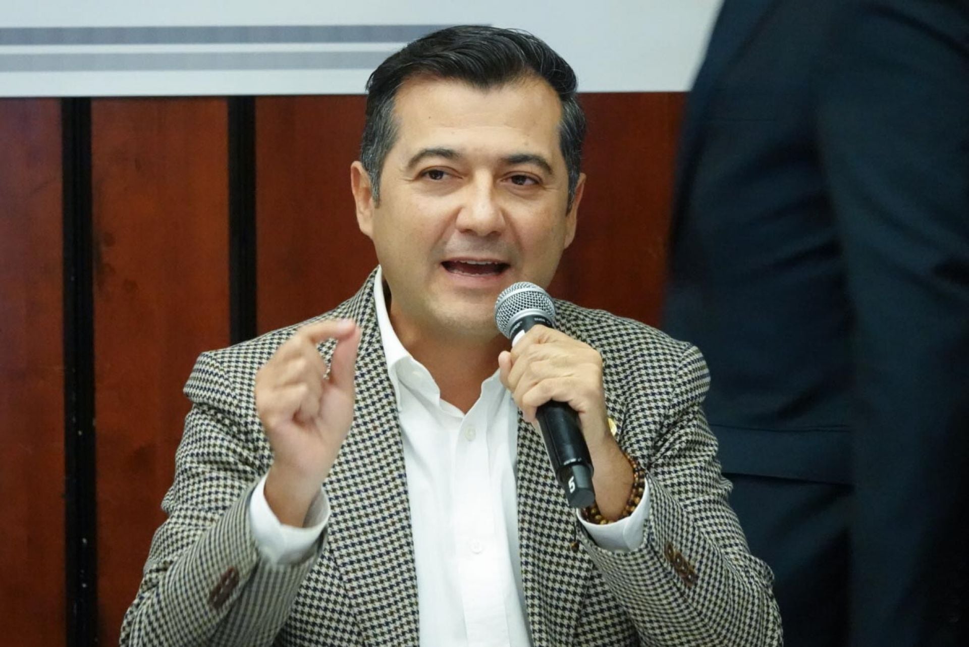 Senador Luis Alfonso Silva Romo defiende su voto al impuesto para videojuegos violentos