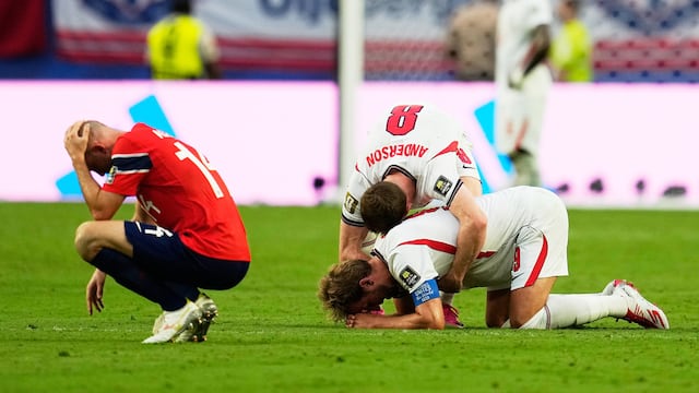 Polémica en el Noruega vs Inglaterra: una cámara influyó en la jugada del primer gol inglés.