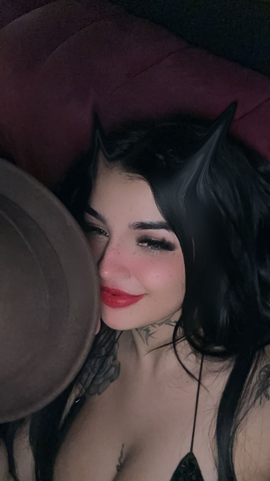 Karely Ruiz se muestra con Santa Fe Klan.