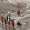 VIDEO: Mexicanos aprovecharon que reparaban el muro fronterizo en Tijuana; corrieron para cruzarlo, con todo y perro llamado Oso
