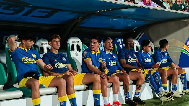 Kevin Álvarez, Igor Lichnovsky, Alejandro Zendejas, Cristian Calderón en la banca con el América