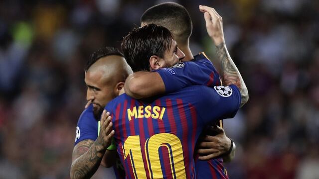 Vidal, Messi y Suárez celebran un gol.