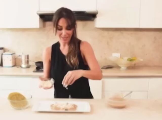 Anahí haciendo enfrijoladas