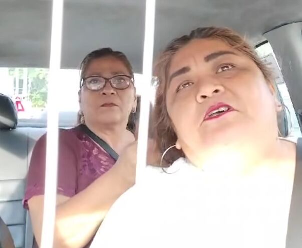 Pasajera le jala el pelo a taxista en video viral