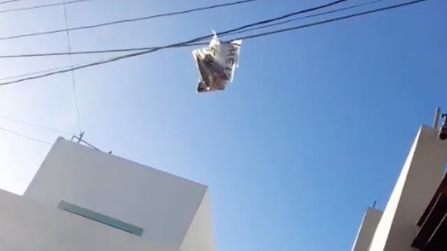 Pedido atorado entre cables