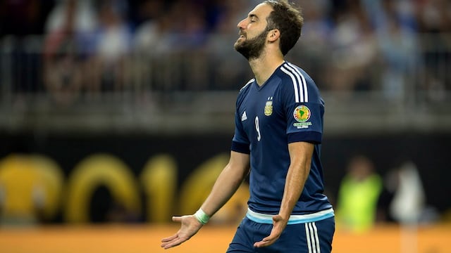 Higuaín lamenta oportunidad fallada.