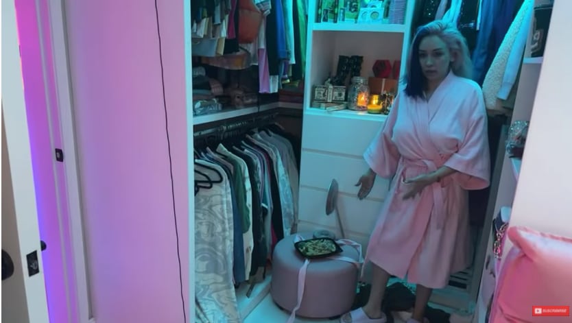 Daniela Rodrice muestra el desorden de su habitación