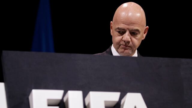 El presidente de la FIFA Gianni Infantino fue retratado en una estatua grotesca