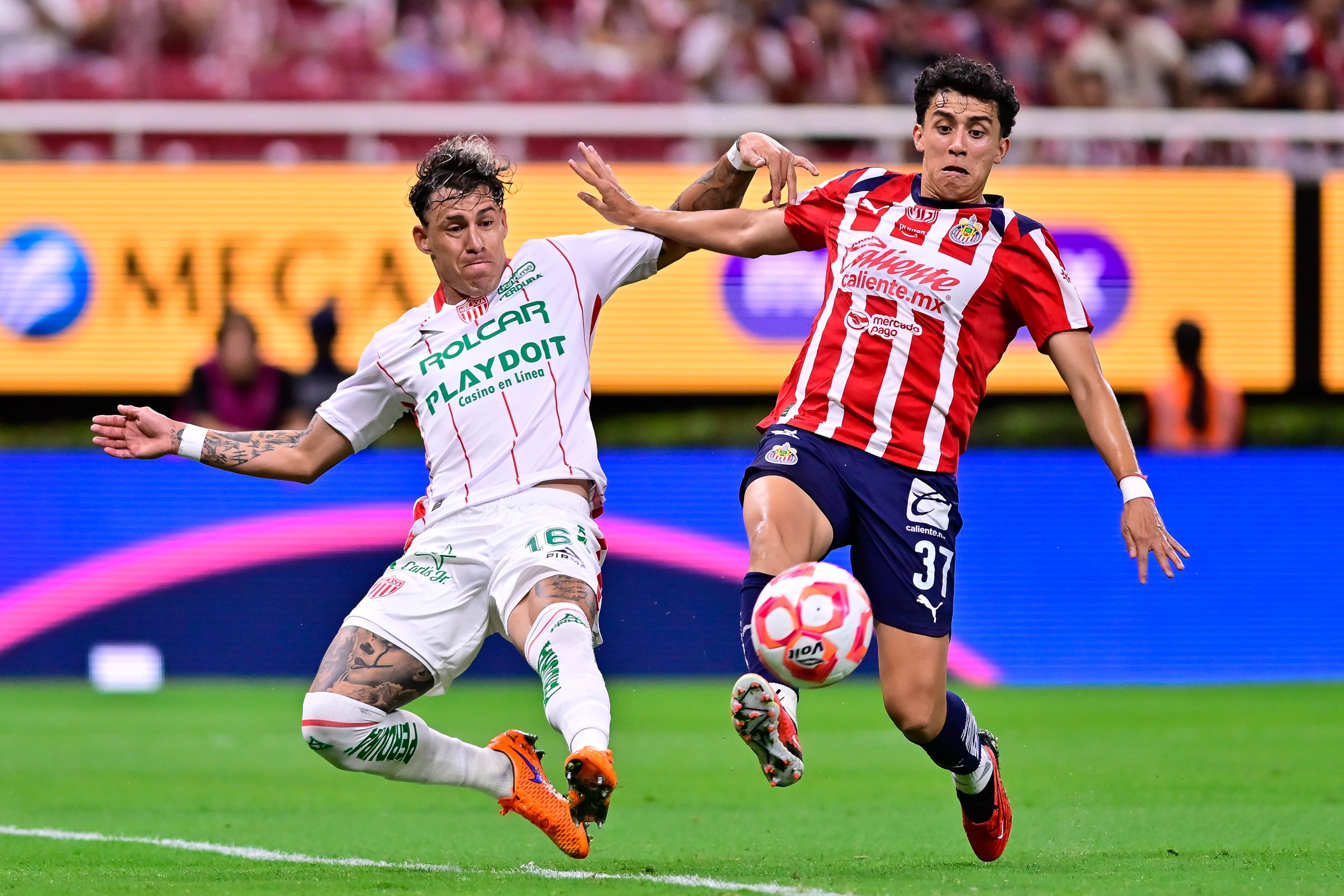 Necaxa vs Chivas en la Liga MX