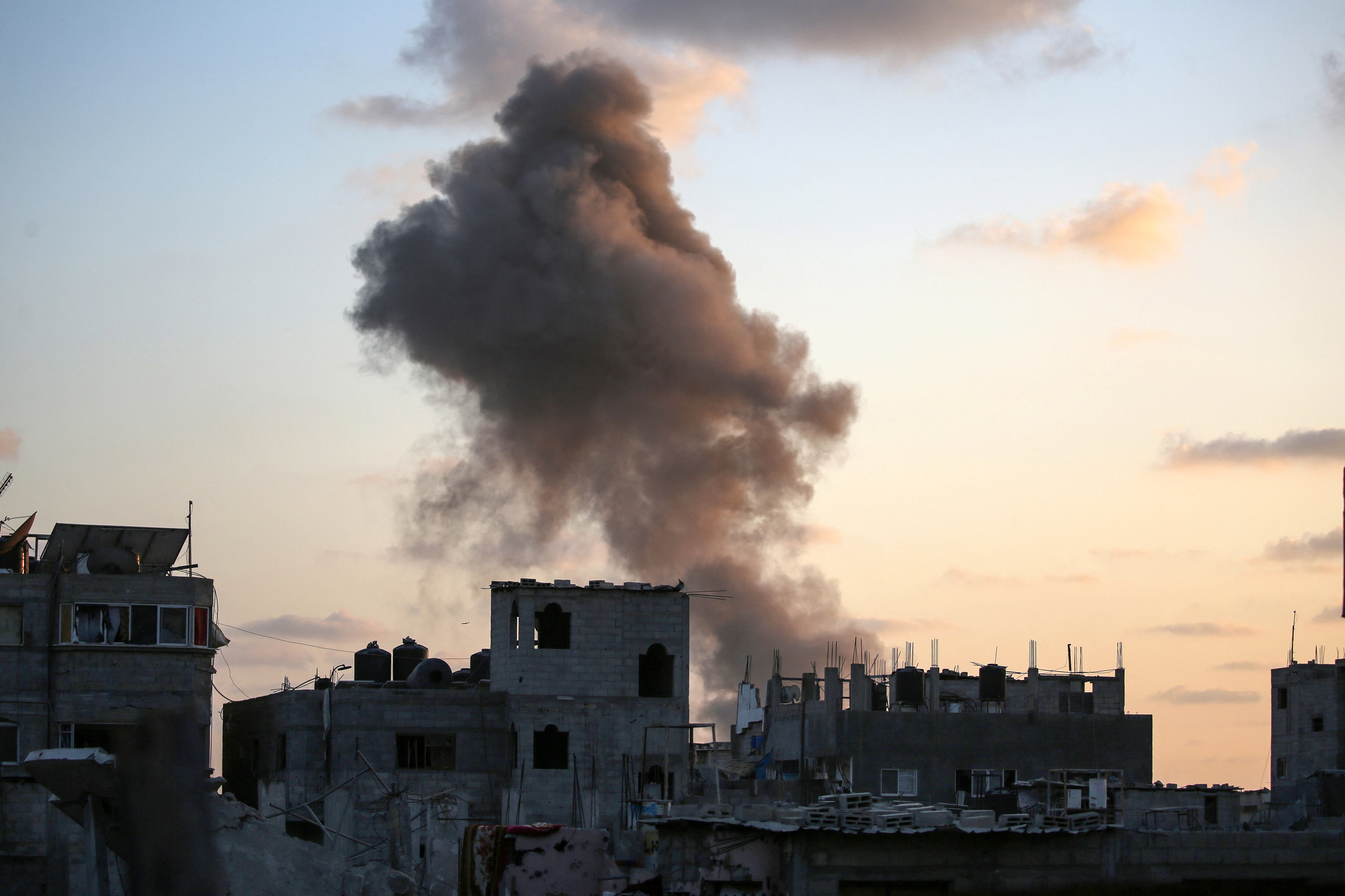 Israel bombardea un edificio en el campo de refugiados de Nuseirat
