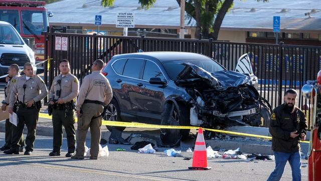 Auto arrolla a 25 policías en Los Ángeles.