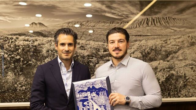 Ricardo Dueñas de Grupo OMA y Samuel García