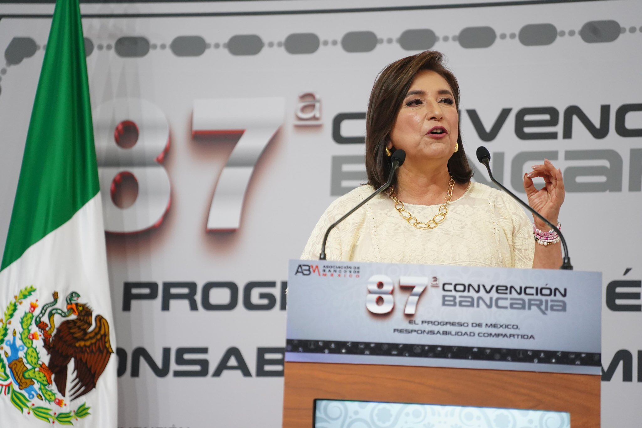 Xóchitl Gálvez en la convención bancaria 87