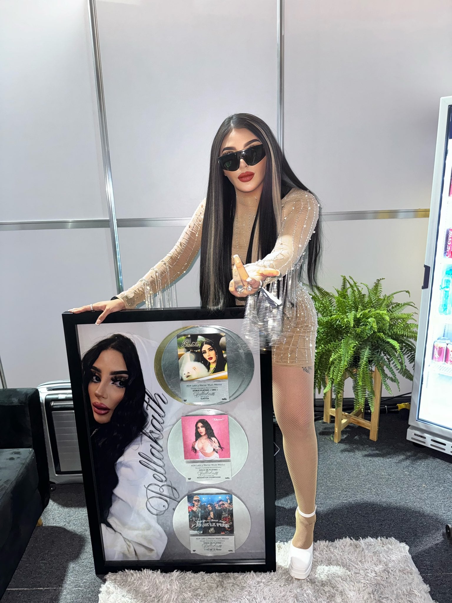 Bellakath presume el doble disco de platino y uno de oro por su composiciones.