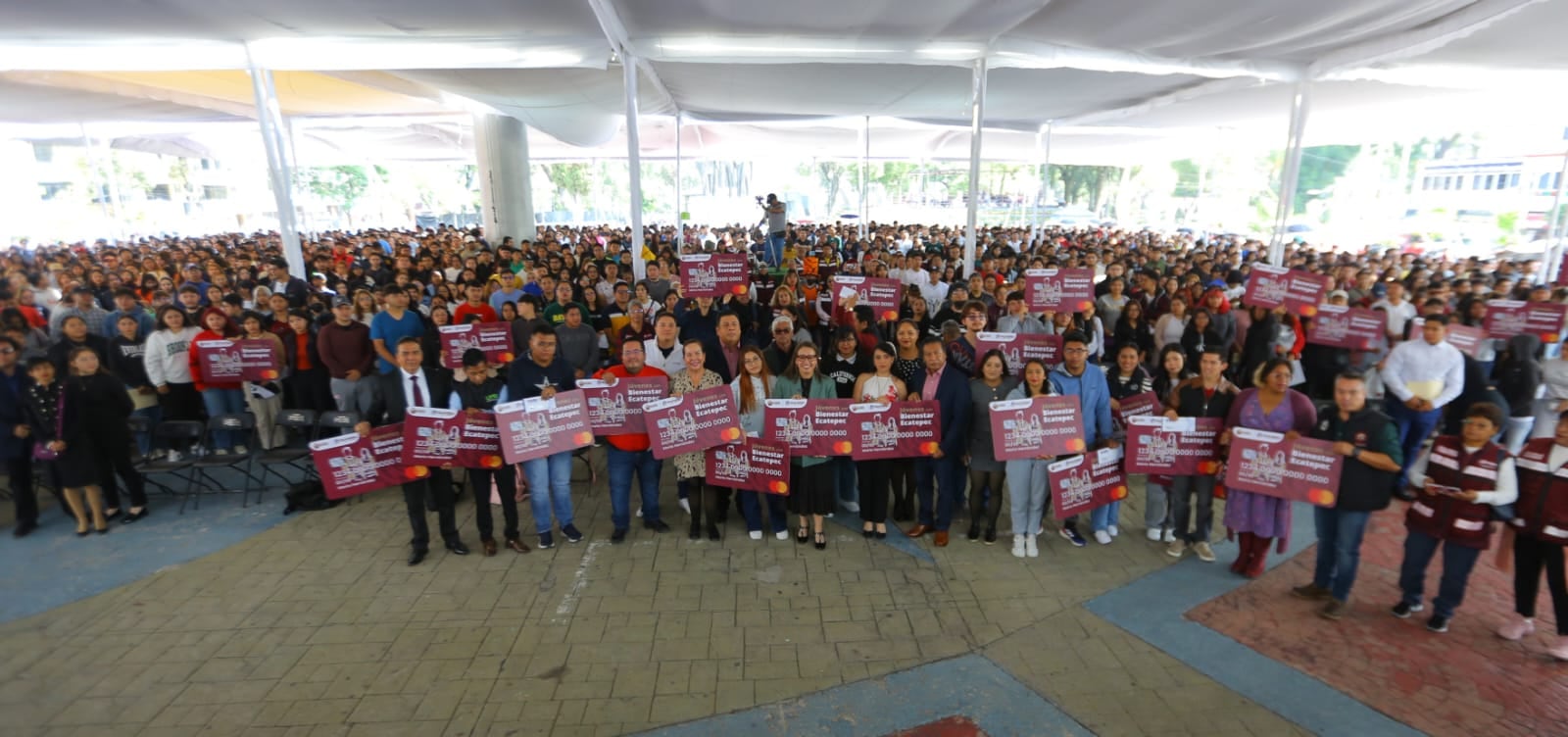 Azucena Cisneros entregó becas económicas a estudiantes de Ecatepec.