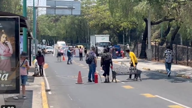 Estudiantes de CCH bloquean Insurgentes Sur