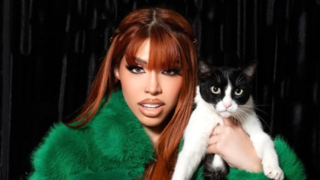 Yeri Mua hace sesión de fotos con sus mascotas