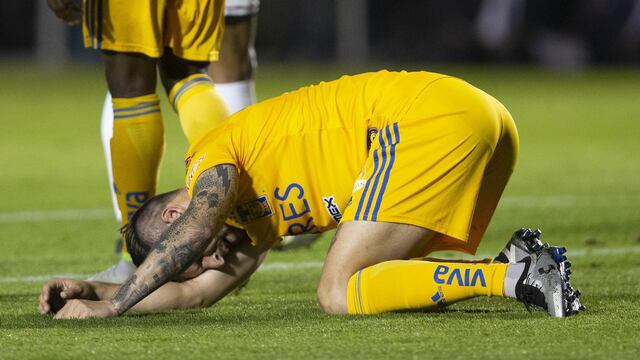 Gignac se lamenta en el juego ante Chivas