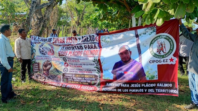 Bloquean Acapulco-Pinotepa Nacional exigiendo la liberación de Jesús Plácido Galindo.