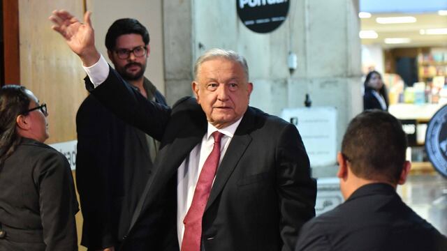 Andrés Manuel López Obrador, durante su llegada a la reunión donde entrego el bastón de mando