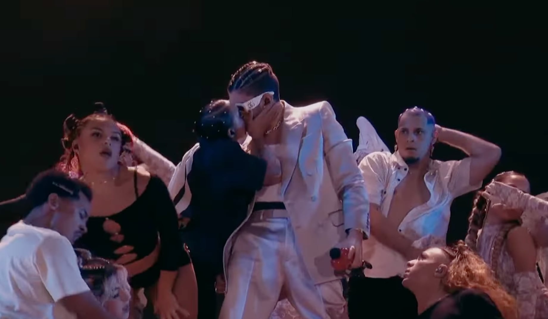 Bad Bunny se besa con mujer y hombre para celebrar que ganó MTV Award 2022