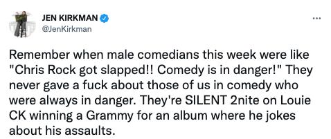 Critican Grammys por premiar al comediante Louis C.K.