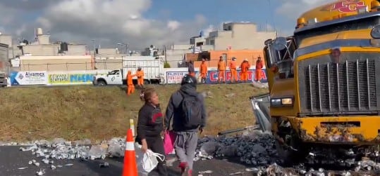 Accidente de tráiler con cerveza en Ecatepec