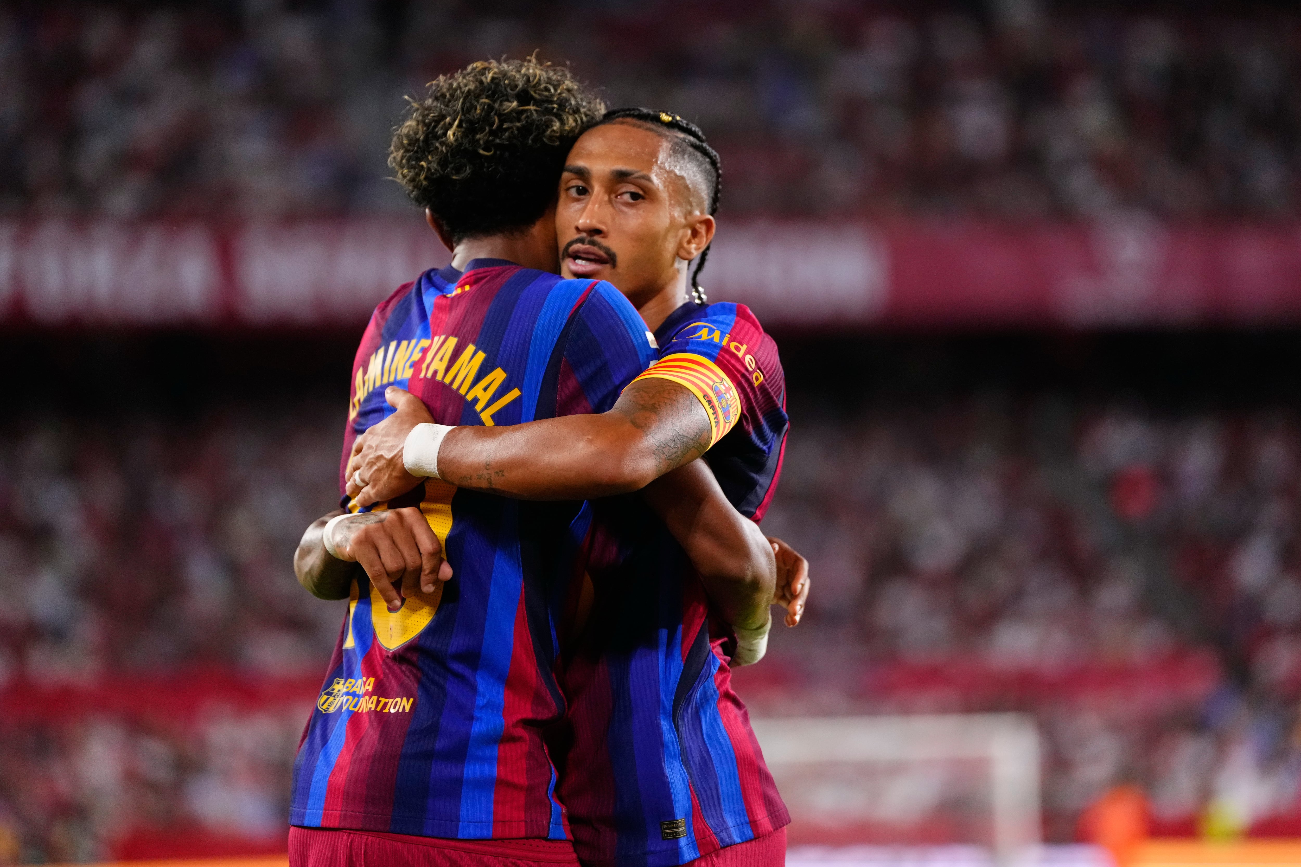 Raphinha celebra con Lamine Yamal uno de sus goles