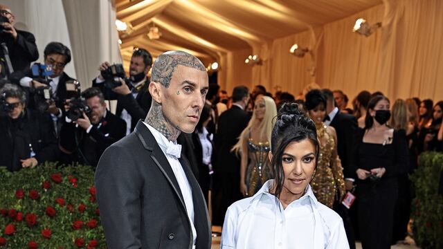 Travis Barker y Kourtney Kardashian en la Met Gala 2022