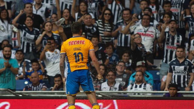 Gignac celebrando un gol ante la afición de Rayados