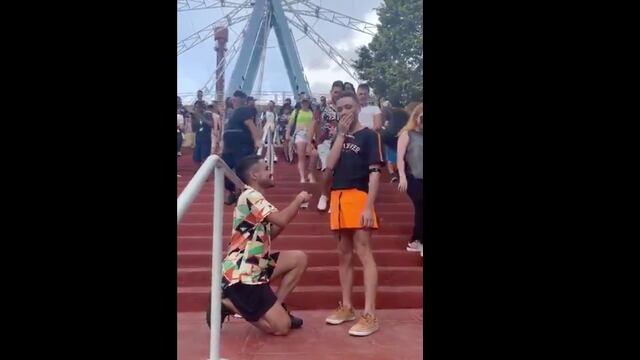 Enamorado pide matrimonio en una feria... la respuesta fue increíble.