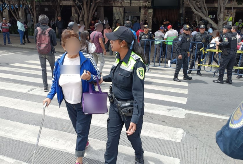 Feligreses sortean el paso del Metrobús CDMX en San Hipólito