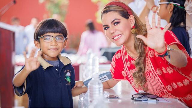 Evelyn Salgado entrega lentes del programa Ver Bien para Aprender Mejor