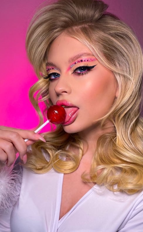 Maquillaje de Barbie: Extravagante con piedras de colores