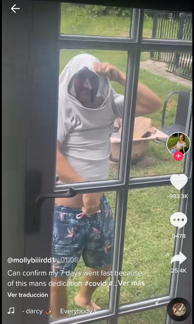 Usa disfraces para llevar comida a su hija
